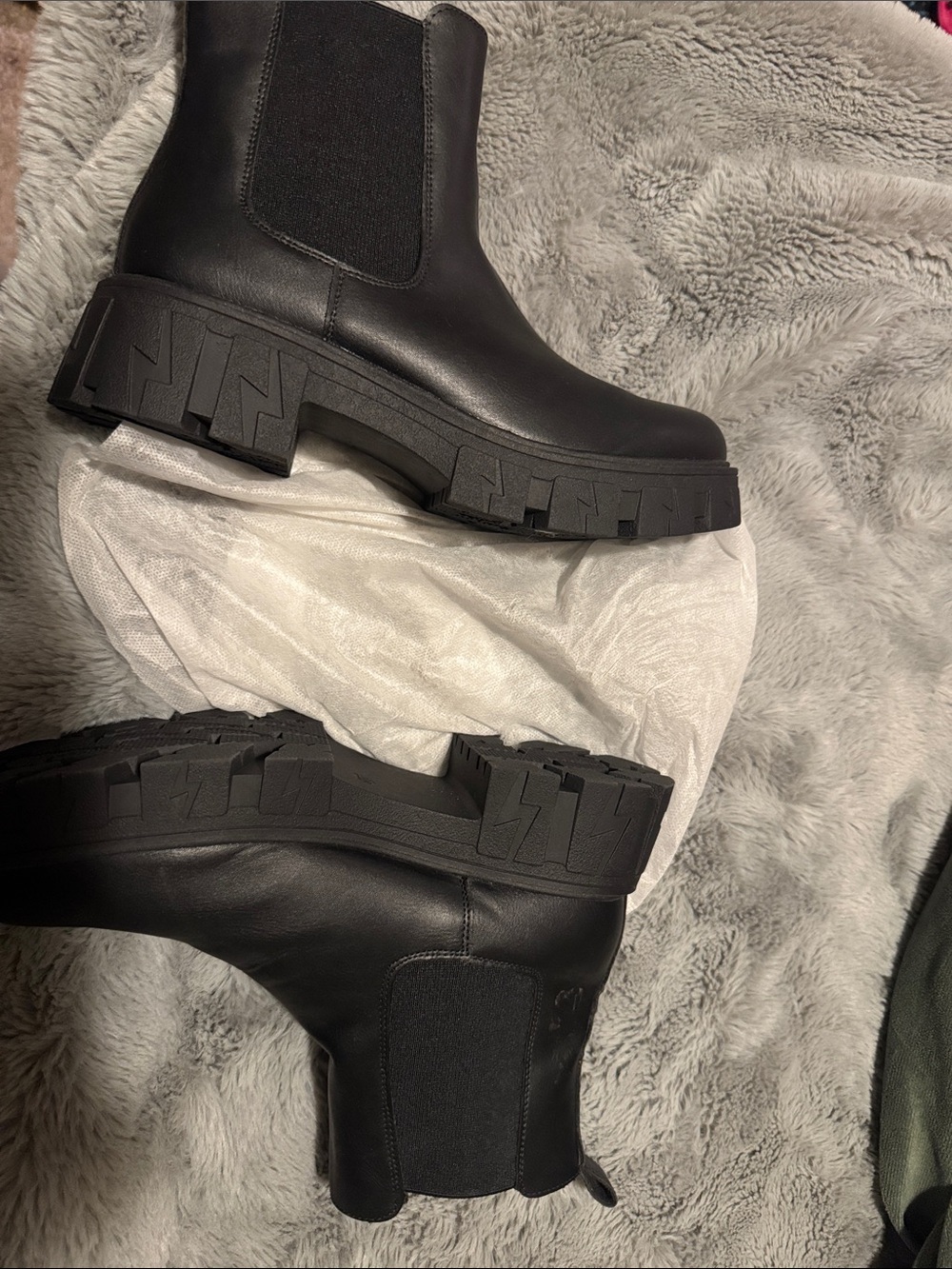 Black Chelsea Lug Sole Ankle Boots - Minimalist Chunky Sole